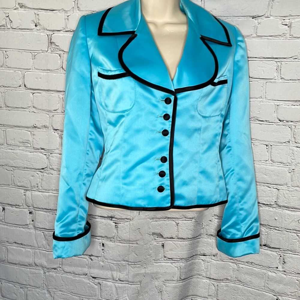 Banu Paris suit